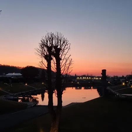 Main Hausboot Lore In Der Marina Trosdorf Bei Bamberg 보트호텔