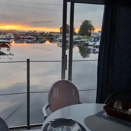 Main Hausboot Lore In Der Marina Trosdorf Bei Bamberg Bådhotel *