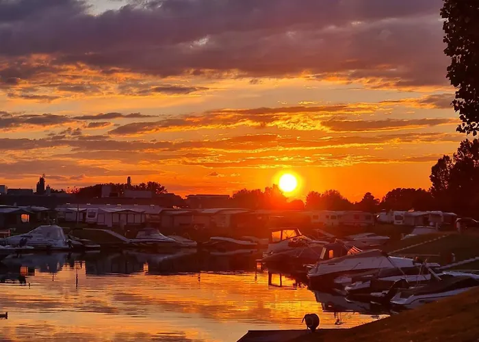 Main Hausboot Lore In Der Marina Trosdorf Bei Bamberg Botel